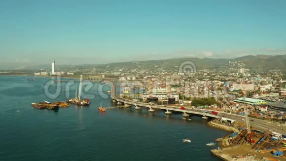 上午宿务全景公路桥和海港从上面看视频的预览图