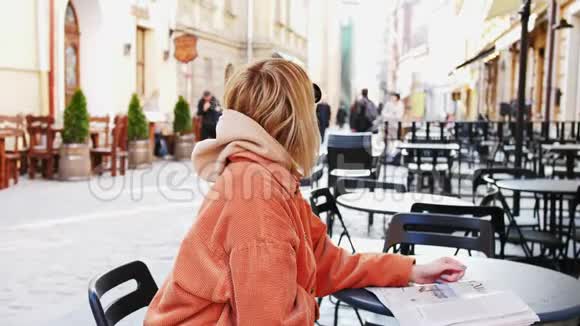 女人在咖啡厅喝咖啡窗后繁忙的城市交通下面的移动4KDCI喜欢热饮料的女孩视频的预览图