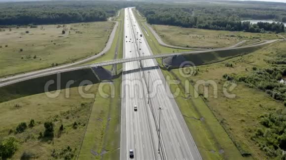 高速交通的六车道高速公路视频的预览图