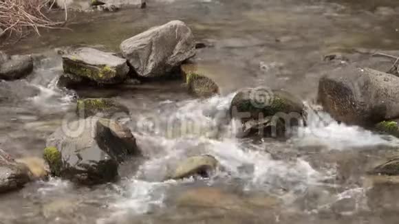 河水在一条浅涧中流动视频的预览图