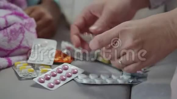 女性手选择药物治疗视频的预览图