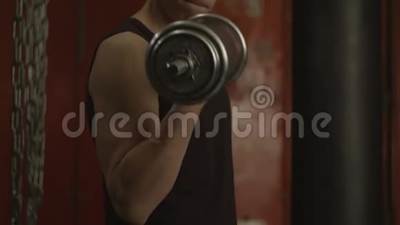 肌肉男为二头肌做哑铃运动视频的预览图