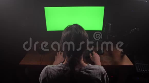 一个人看着显示器的绿色屏幕绞着脑袋工作氛围4K慢慢视频的预览图