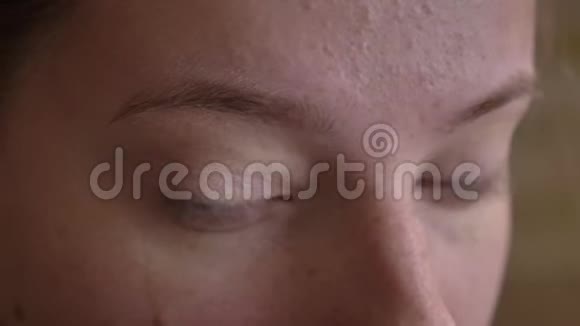 年轻的白种人女化妆师将白色眼影贴在眼睑上的特写肖像视频的预览图