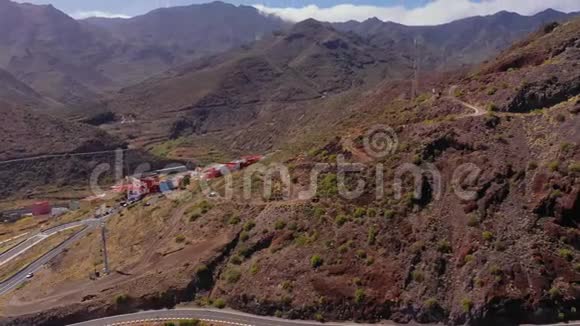 鸟瞰群山聚落和道路西班牙加那利群岛特内里费视频的预览图