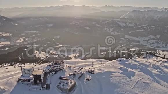 冬季瑞士度假村全景广场雪园LAAX山空中4k视频的预览图