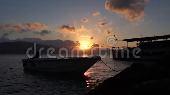 慢动作的船在夕阳下停泊视频的预览图