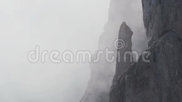 雾中巨大的岩石视频的预览图