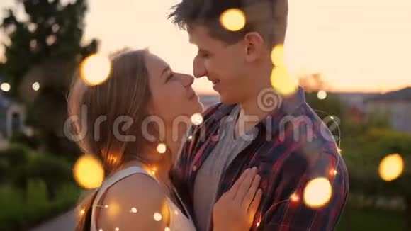 浪漫的约会男人女人拥抱亲吻仙女视频的预览图