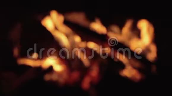 分散注意力在炉子和壁炉里缓慢地燃烧着火焰拍摄特写镜头烧柴火和书报上的纸视频的预览图