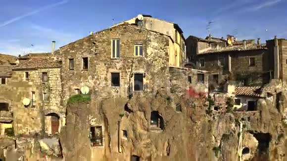 在高岩石上拍摄的加尔卡塔镇的航拍照片意大利拉齐奥视频的预览图