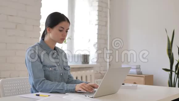 年轻女孩在创意工作场所做笔记本电脑视频的预览图