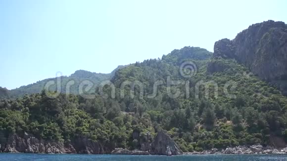 美丽的小岛上有石丘从海上缓慢地观赏视频的预览图