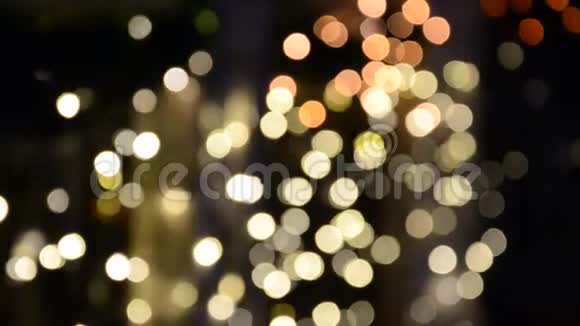 抽象模糊的焦点闪烁的五彩灯光圣诞花环视频的预览图