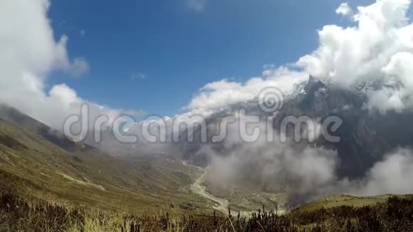 喜马拉雅山移动云层的时间间隔录像视频的预览图