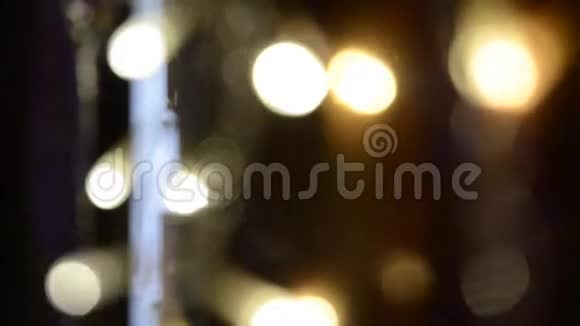 抽象模糊的焦点闪烁的五彩灯光圣诞花环视频的预览图