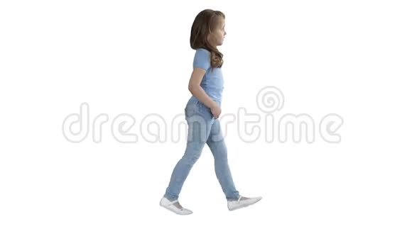 小可爱的孩子在随意的微笑在白色的背景上行走视频的预览图