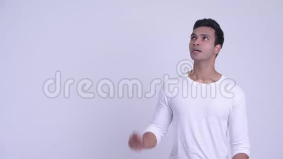 快乐的印度小伙子竖起大拇指视频的预览图