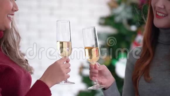在圣诞晚会上年轻女子敬酒喝香槟圣诞节节日庆典视频的预览图