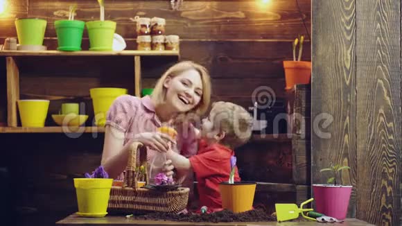户外花园工具手套和浇水罐与小孩子和家人一起园艺活动可爱的孩子帮他视频的预览图