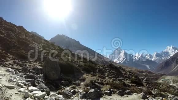 喜马拉雅山Tobuche和AmaDablam山之间的山谷视频的预览图