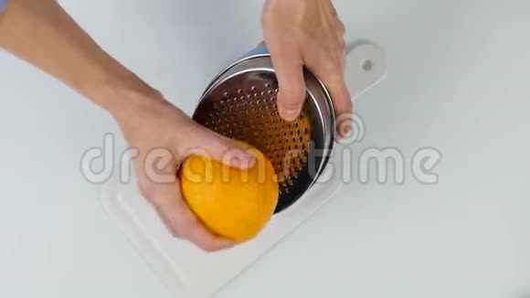 糖果切割橘皮柑橘泽斯特光栅剥皮橘皮4K顶视图视频的预览图