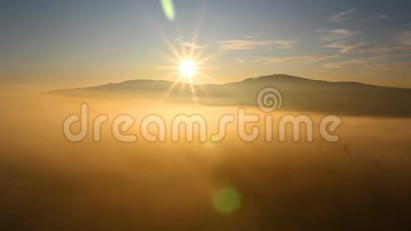 在薄雾中转弯日出时在山上转弯捷克的风景视频的预览图