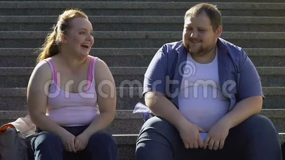 可爱的胖夫妇谈笑风生坐在楼梯上关系开始了视频的预览图