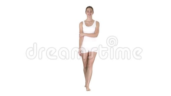 微笑快乐迷人的健身女孩走在白色的背景上视频的预览图