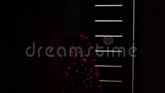 多色圣诞树节日快乐新年2020的心情圣诞内饰房间里有一棵漂亮的圣诞树视频的预览图