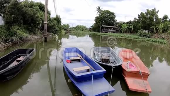 这艘船停泊在一条流动的河流上视频的预览图