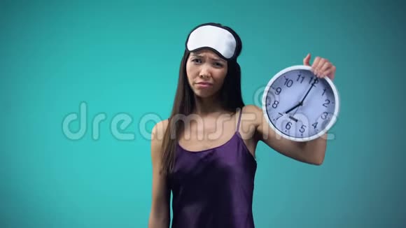 睡眠不足的女人不能在7点钟醒来不良的睡眠条件生物节律视频的预览图