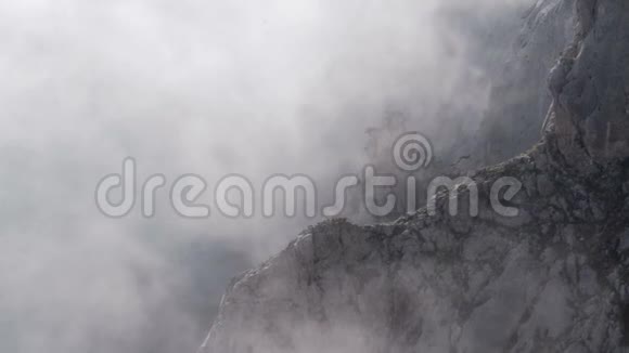 雾中巨大的岩石视频的预览图