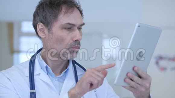 医院医生在平板电脑上在线视频聊天视频的预览图
