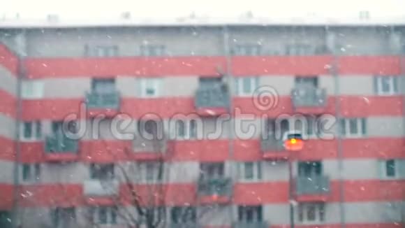 雪花飘落在一栋住宅楼的背景上视频的预览图