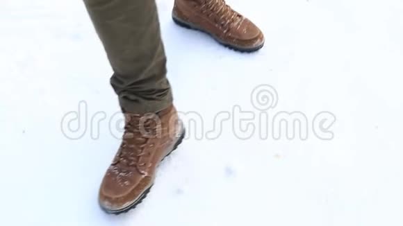 一个人穿着冬靴踏在雪地上视频的预览图