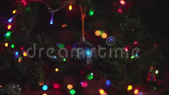 银色雪花的蓝色圣诞球在树枝上旋转视频的预览图