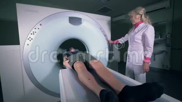 医生打开了断层扫描机特写视频的预览图
