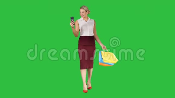 的女人带着购物袋在绿色屏幕上自拍彩色钥匙视频的预览图