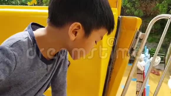两个孩子在游乐园里骑着黄色摩天轮视频的预览图
