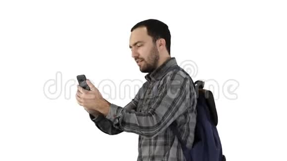吸引年轻游客的背包行走和使用手机在白色背景视频的预览图