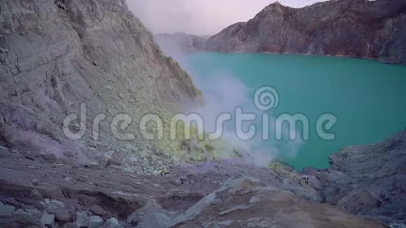 在Ijen火山或KawahIjen的火山口上看到一个大的酸性湖印度尼西亚爪哇岛视频的预览图