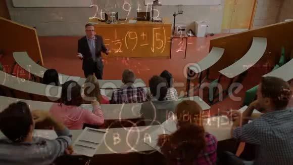 老师和学生在一个被数学符号动画包围的礼堂里视频的预览图
