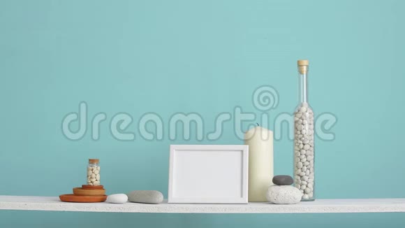 用板条箱装饰的现代房间用装饰性的仙人掌玻璃和石头搭在绿松石墙上的架子手放下卡拉伊视频的预览图