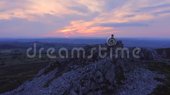 英国什罗普郡曼斯顿岩的黄昏天空视频的预览图