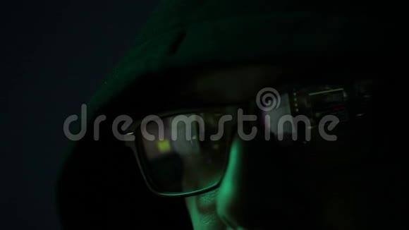 眼镜青年黑客男程序员在他的黑色数字商业工作视频的预览图