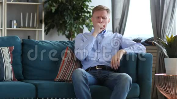 病态中年男子坐卧咳嗽咳嗽感染视频的预览图