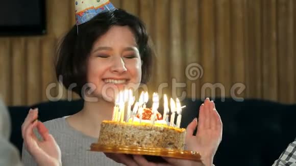 小女孩在生日蛋糕上吹蜡烛视频的预览图