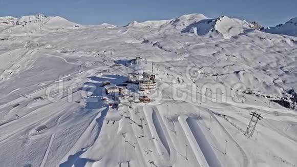 冬季瑞士度假村全景晚会拉克斯山空中4k视频的预览图