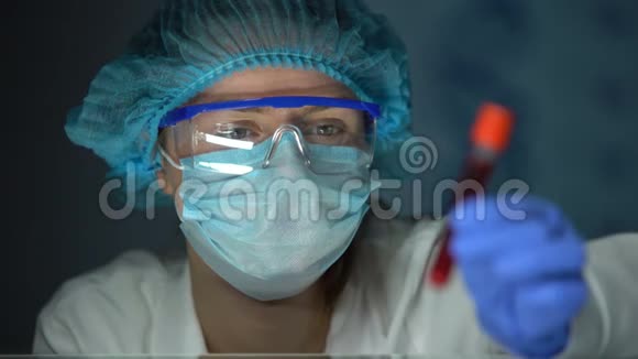 医学实验室工作人员分析血清进行亲子鉴定DNA视频的预览图